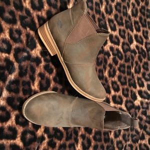 Ankle leather booties